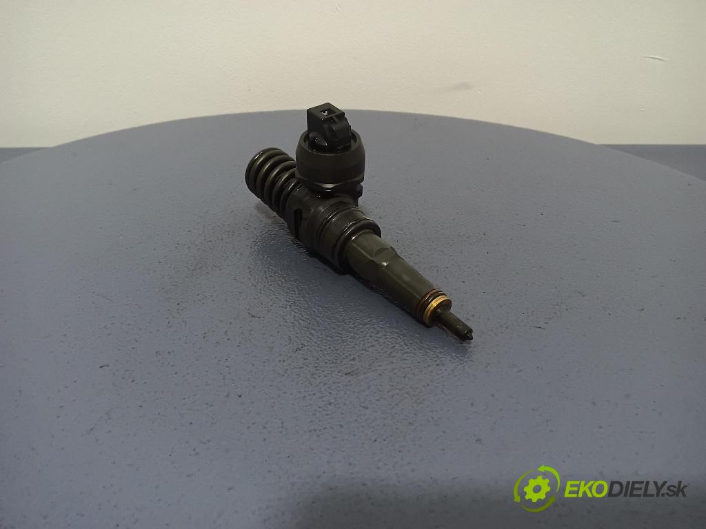 Audi A4 2001 vstřikovač 038130073BA