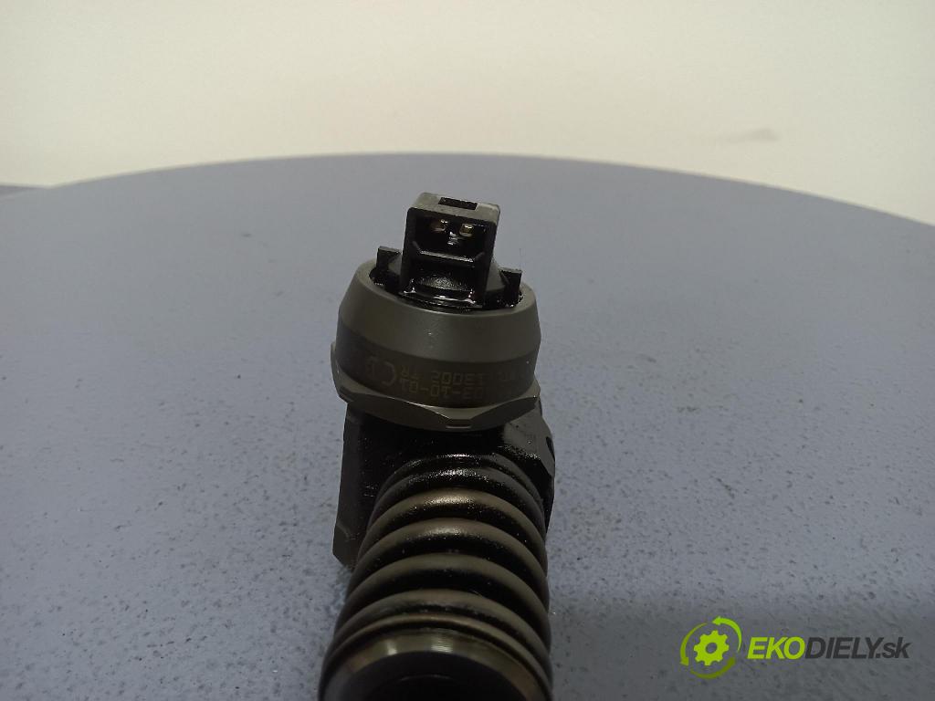 Audi A4 2001 vstřikovač 038130073BA