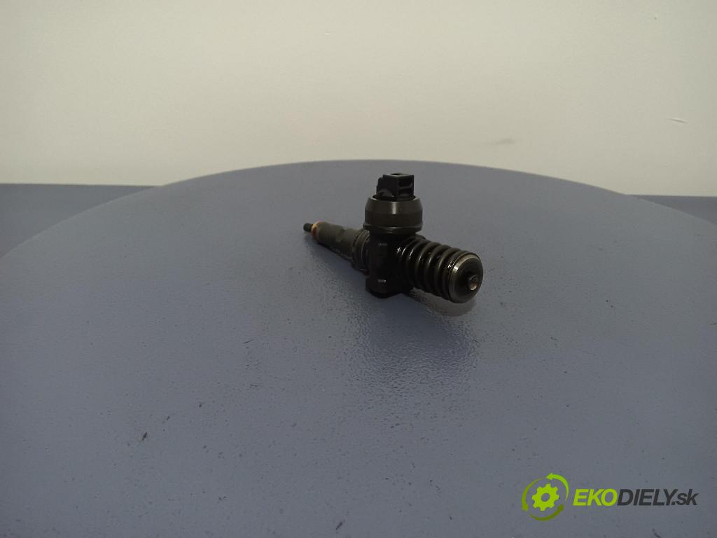 Audi A4 2001 vstřikovač 038103073BA