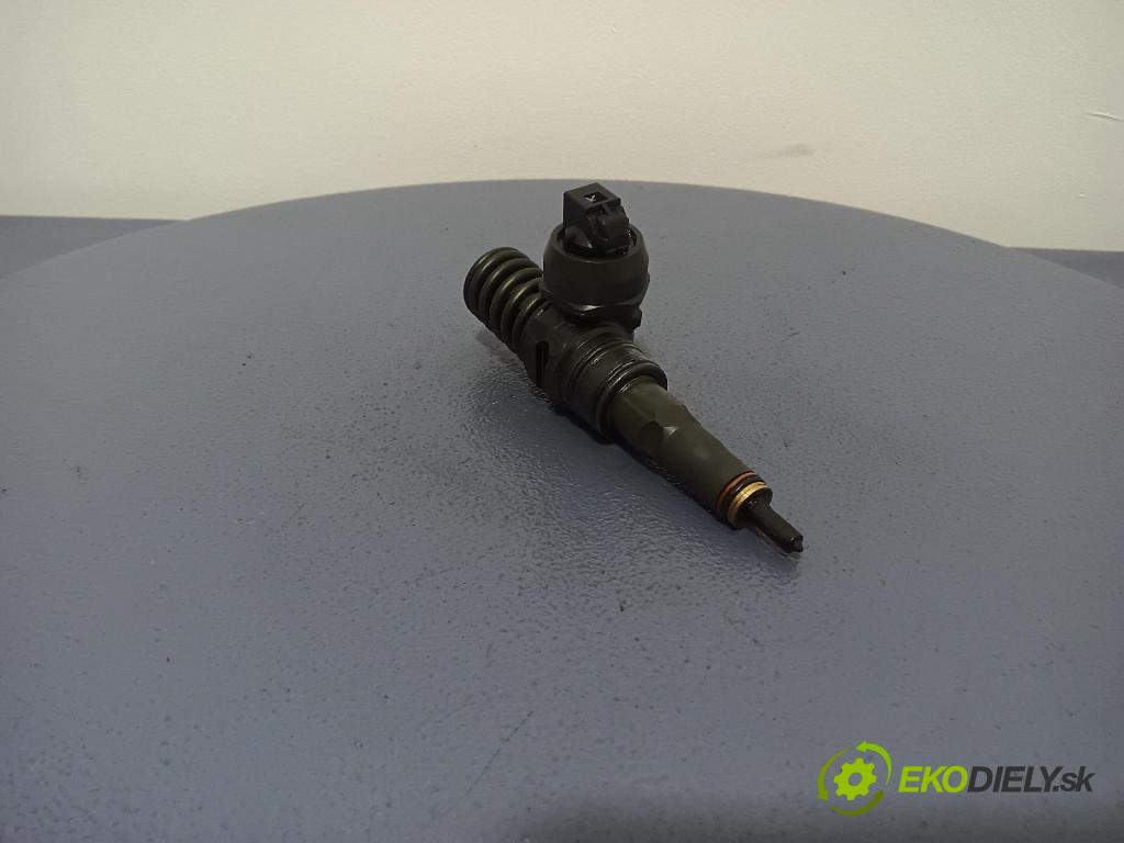 Audi A4 2001 vstřikovač 038103073BA