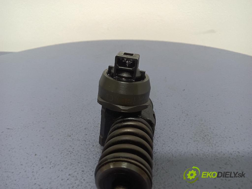 Audi A4 2001 vstřikovač 038103073BA