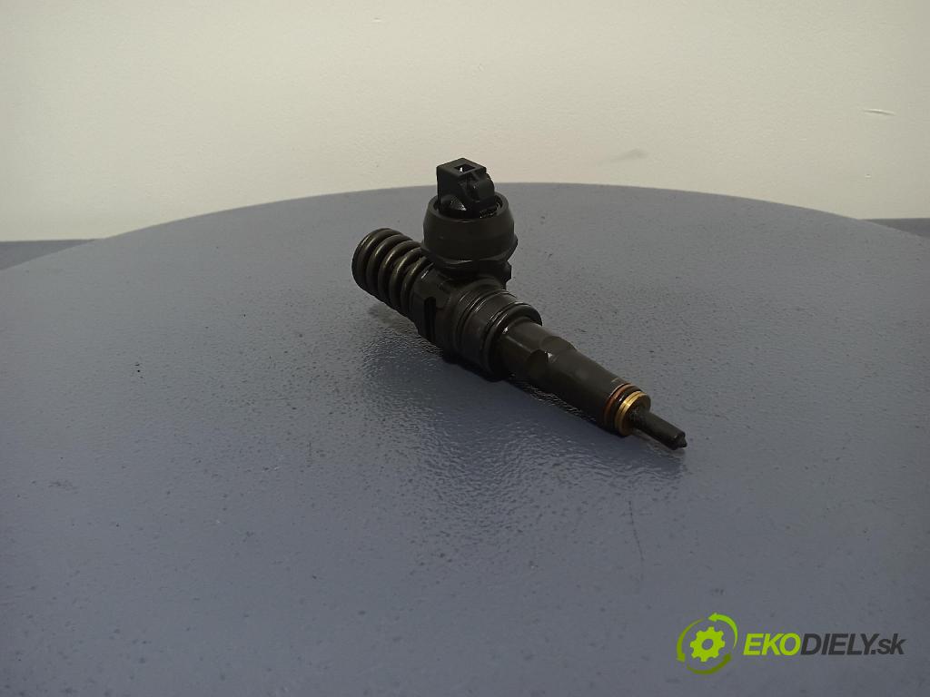 Audi A4 2001 vstřikovač 038130073BA