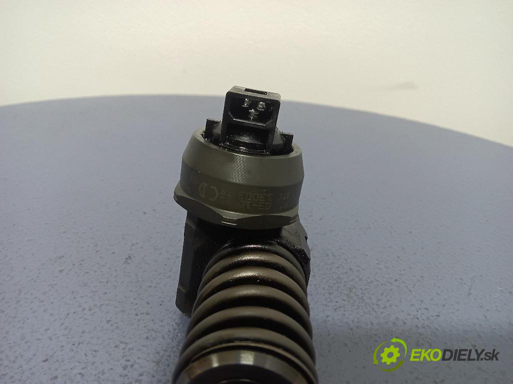 Audi A4 2001 vstřikovač 038130073BA