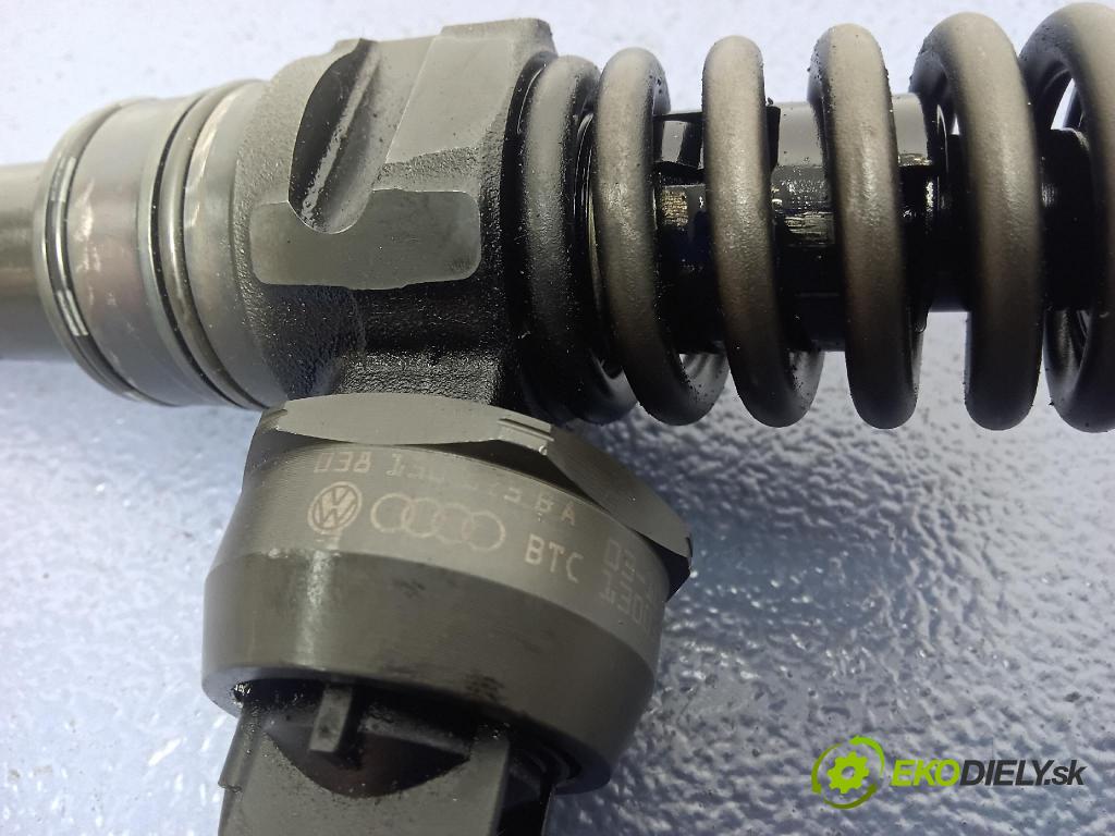 Audi A4 2001 vstřikovač 038130073BA