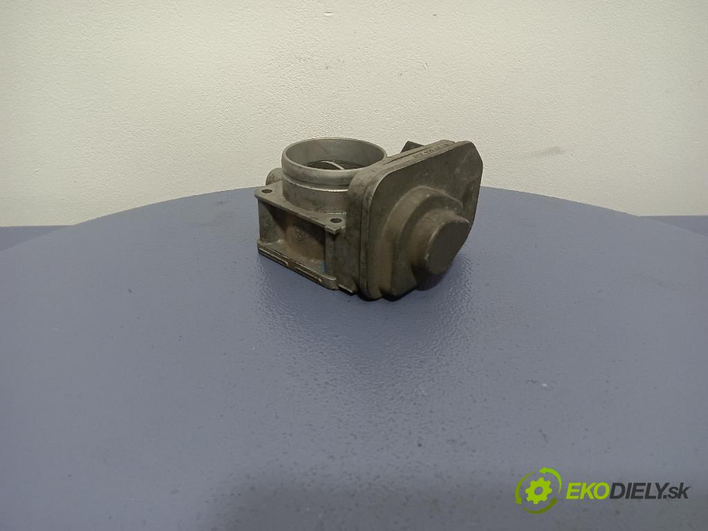 Skoda Octavia 2000 škrticí klapka 038128063C