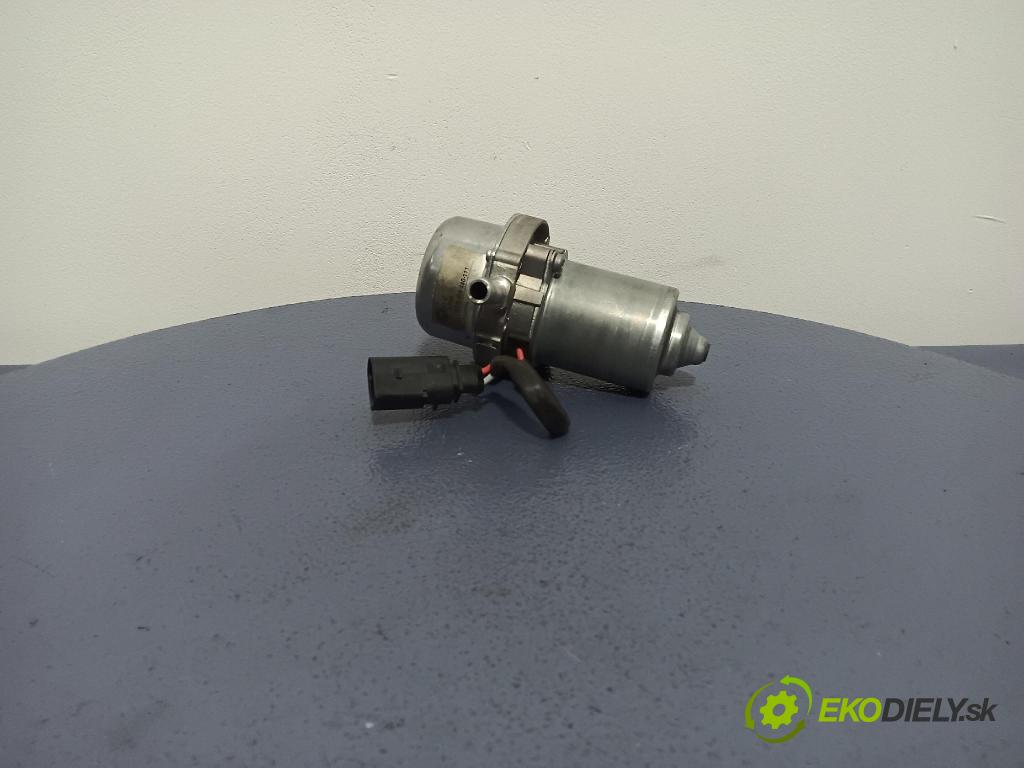 Audi A4 2001 čerpadlo vakuová 8TG008440111