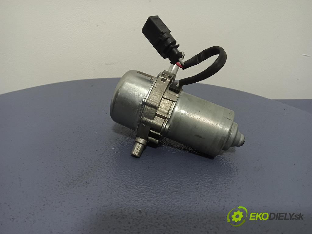 Audi A4 2001 čerpadlo vakuová 8TG008440111