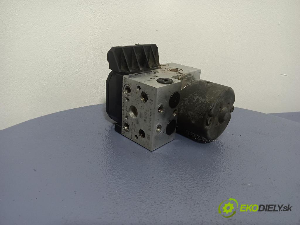 Volkswagen Passat 2000 čerpadlo ABS x 8E0614111T