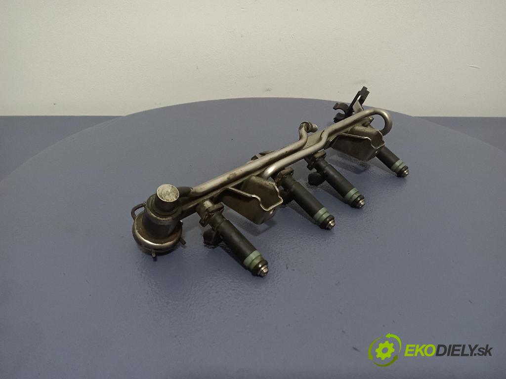 Audi A4 2002 lišta Zásobování 06B133551H