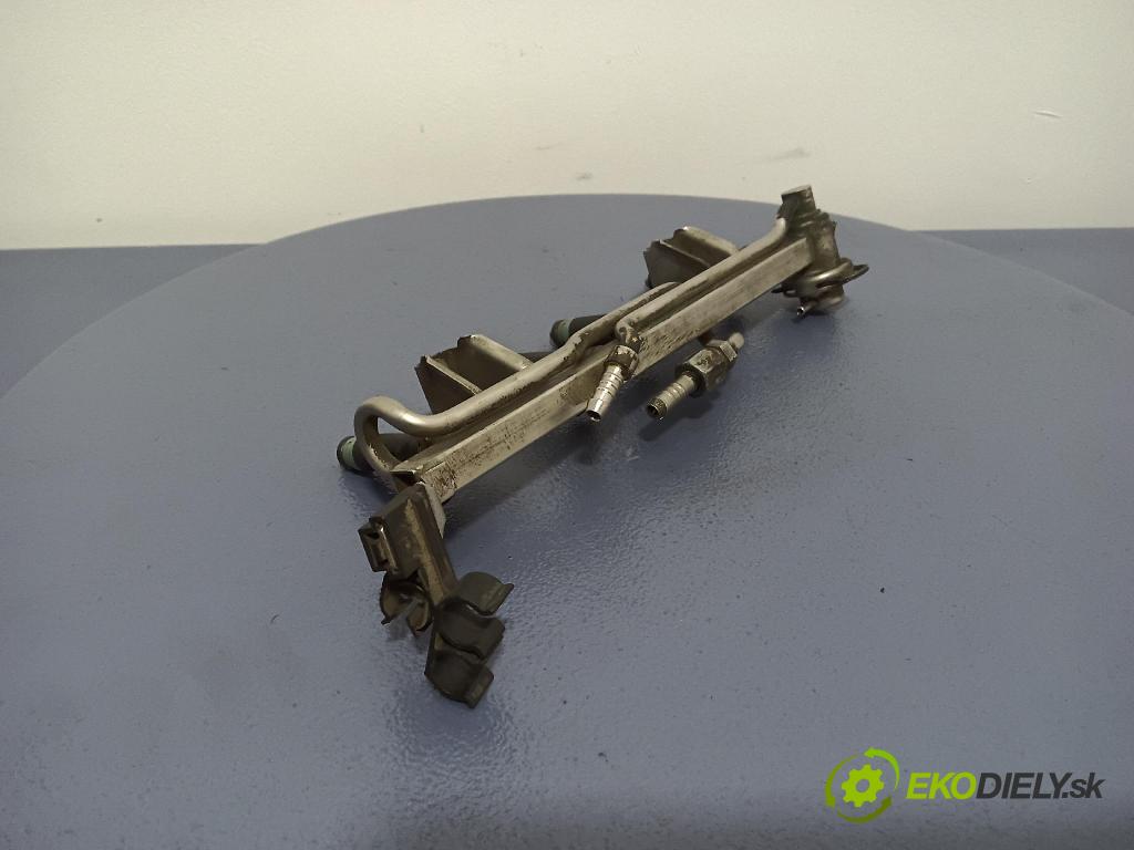 Audi A4 2002 lišta Zásobování 06B133551H
