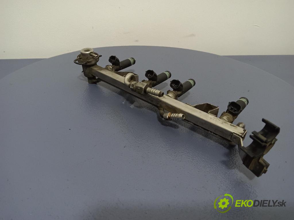 Audi A4 2002 lišta Zásobování 06B133551H
