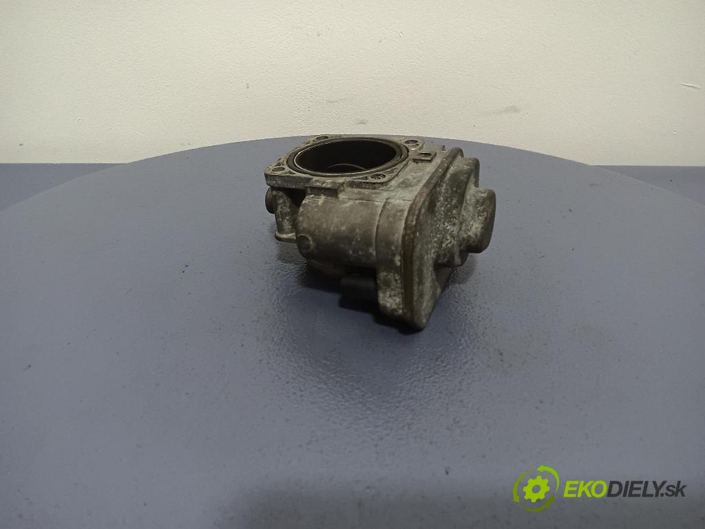 Volkswagen Golf 2000 škrticí klapka 038128063C