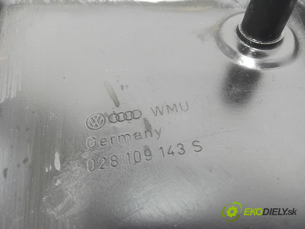 Audi A4 2000 kryt Motor: 028109143S