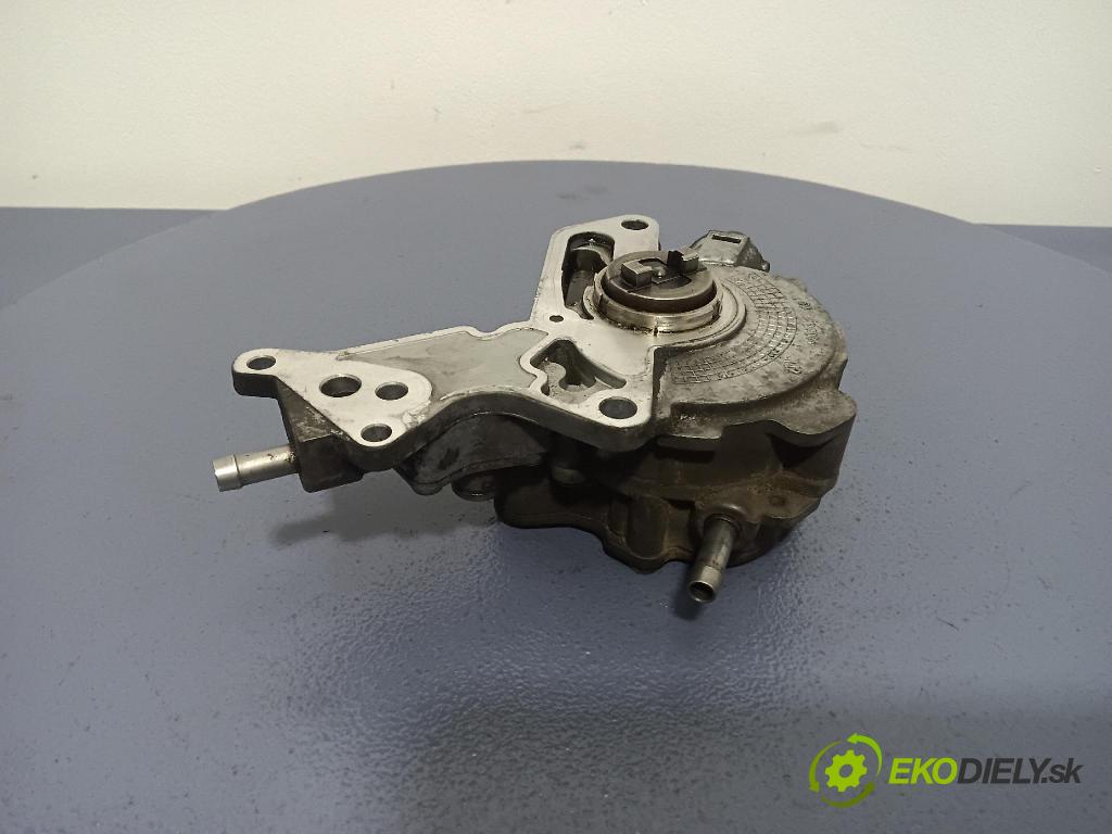 Skoda Praktik 2008 čerpadlo vakuová 038145209N
