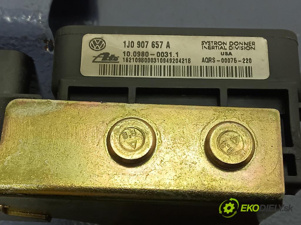 Volkswagen Golf 1999 snímač ESP. 1J0907657A