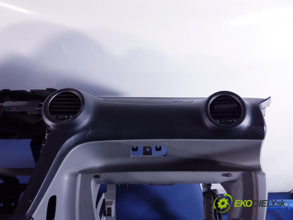 Kia Rondo 2007 kokpit,pristrojová doska