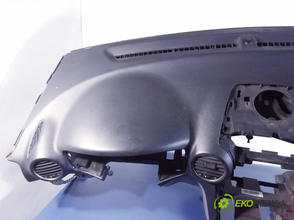 Kia Rondo 2007 kokpit,pristrojová doska