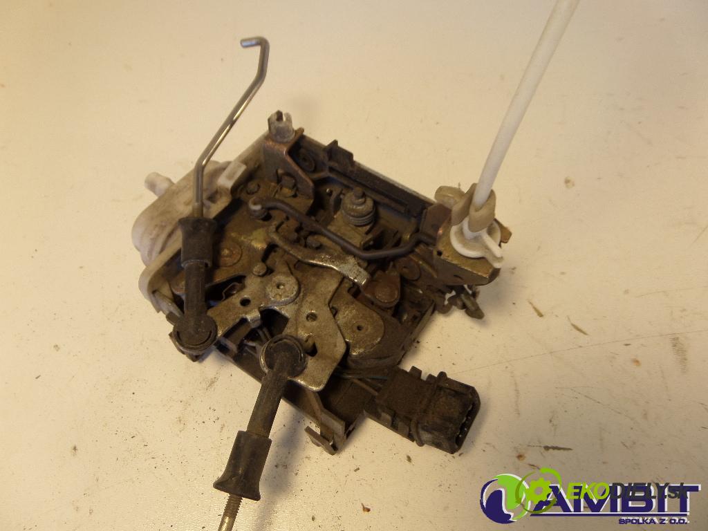Audi A6 1995 zámek dveře před v pravo:
