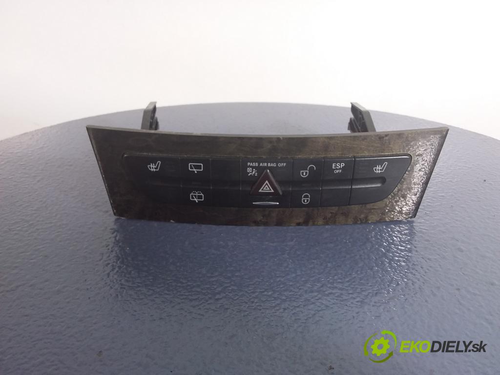 Mercedes E-klasa 2006 prepínač svetiel NÚDZA: 01