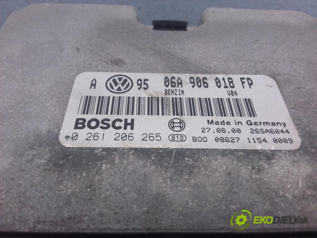 Volkswagen Golf 2000 řídící jednotka Motor: 06A906018FP