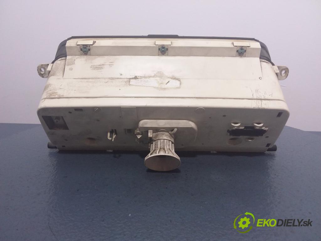 Volkswagen Passat 1991 prístrojovka/ budíky 01