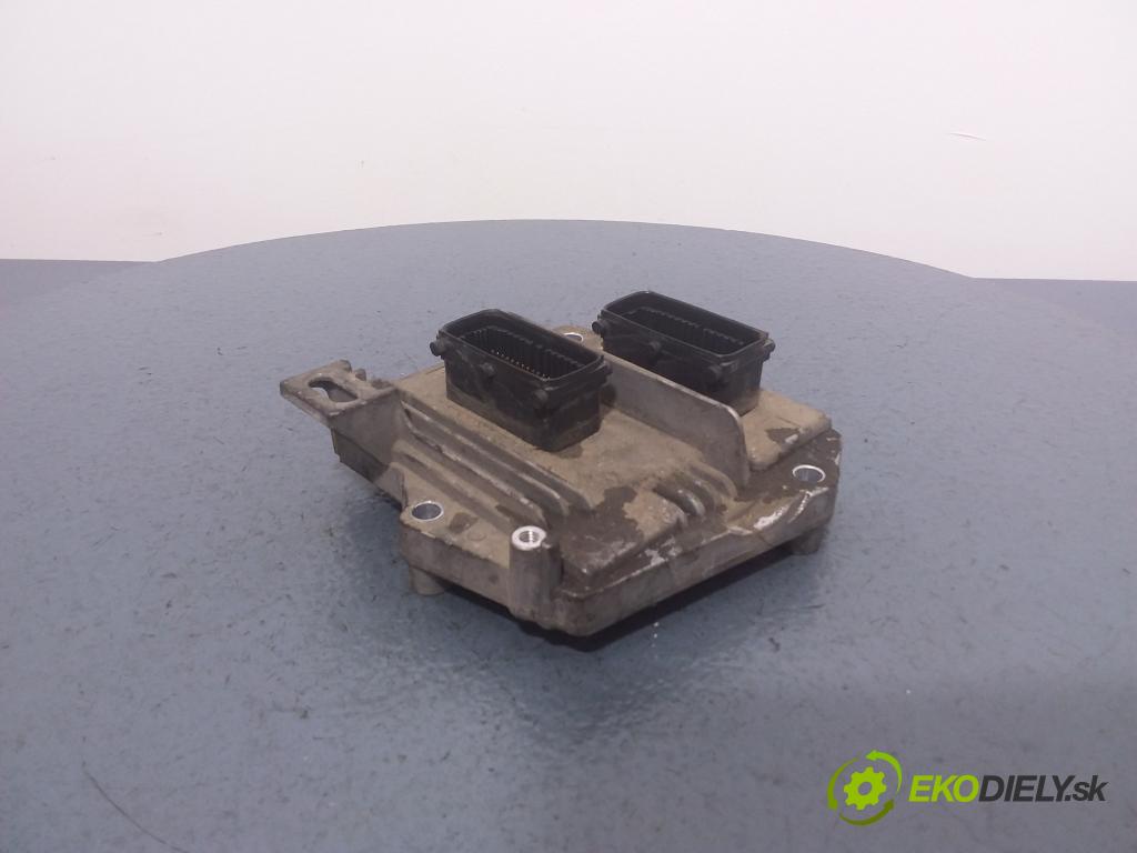 Opel Astra 2006 řídící jednotka Motor: 55561172