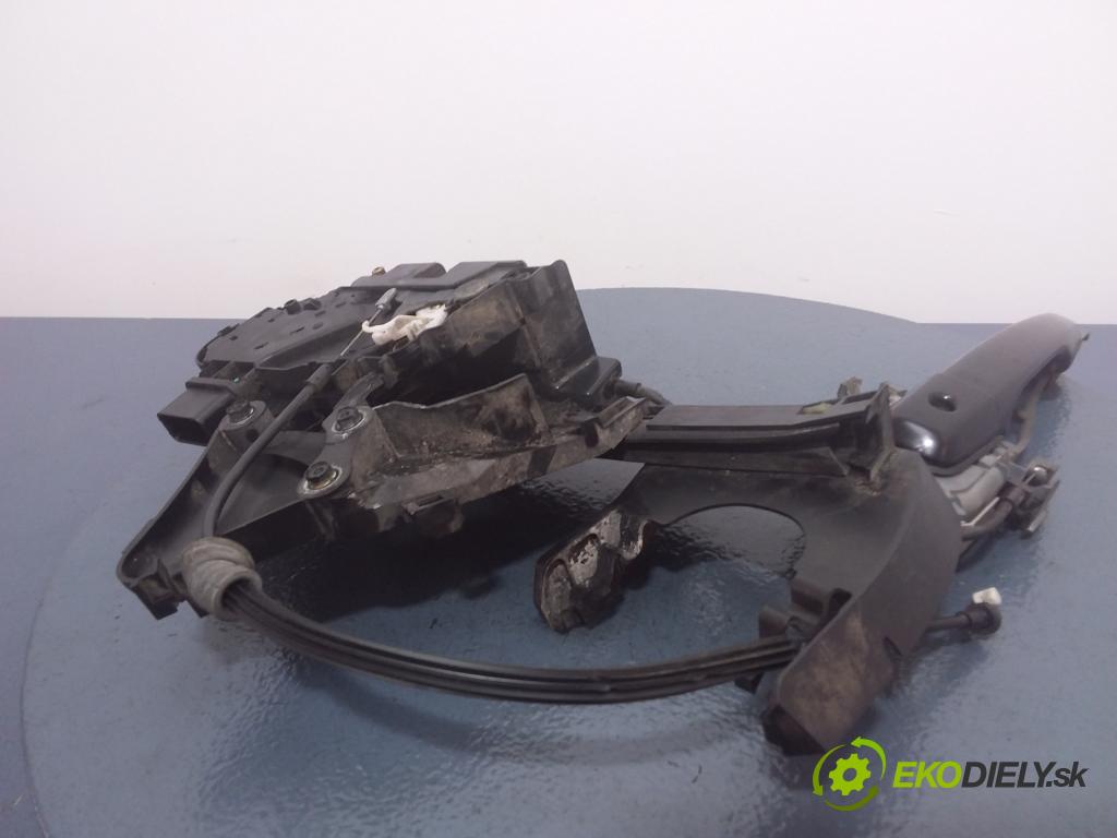 Volvo V50 2005 zámek dveře před Levý: 30699787