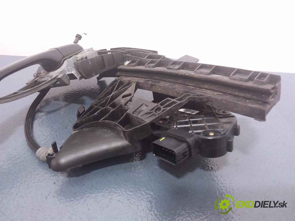 Volvo V50 2005 zámek dveře před Levý: 30699787