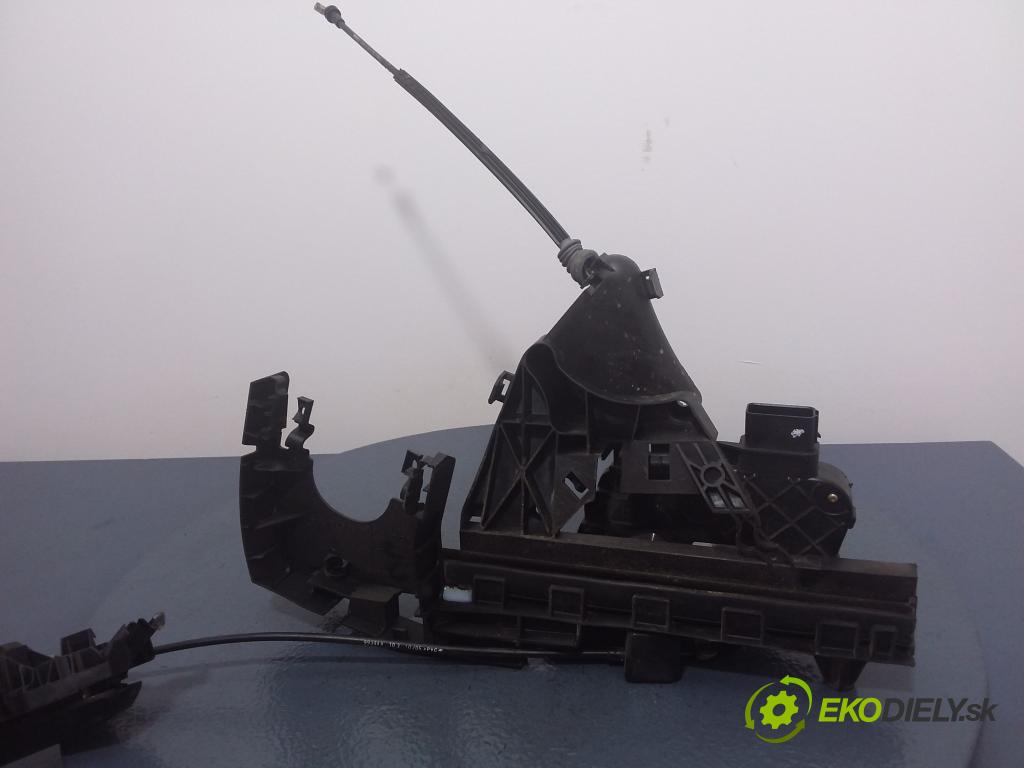 Volvo V50 2005 zámek dveře před v pravo: 30699793