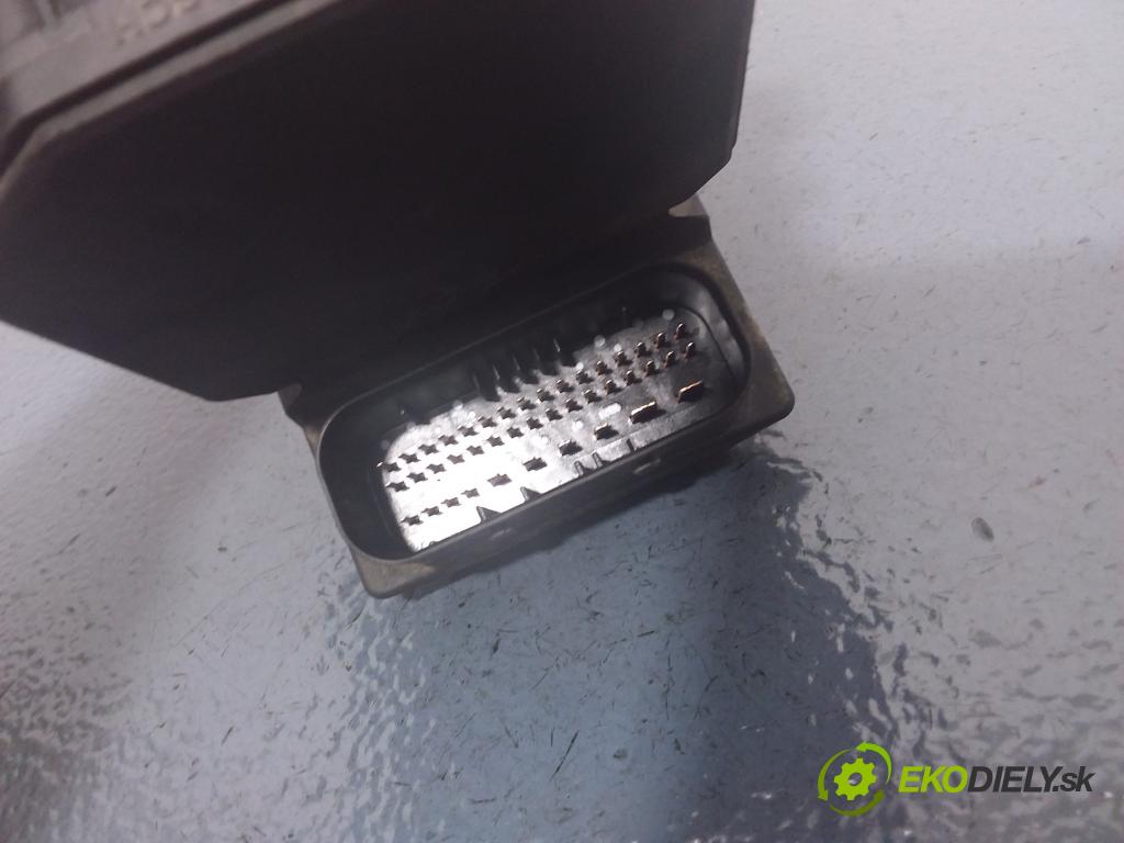 Volkswagen Passat 2001 čerpadlo ABS x 4B0614517G