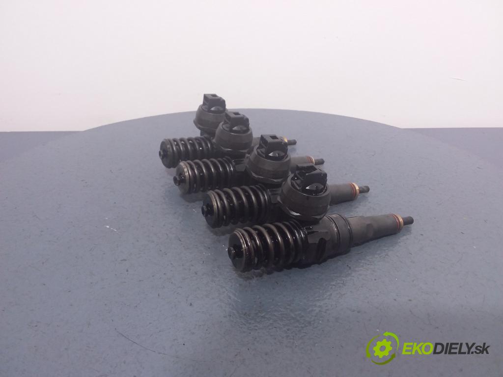 Volkswagen Passat 2002 vstřikovač 038130073BA