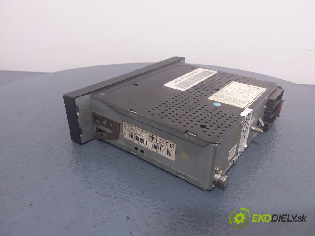 Audi A4 1995 Radio I Navigácia: 4D0035186