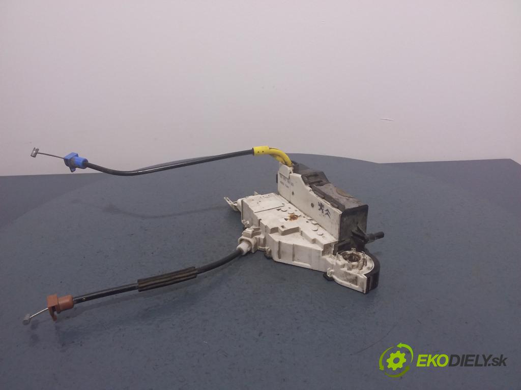 Peugeot Expert 229 2009 zámek dveře Zad: v pravo: 9681336180