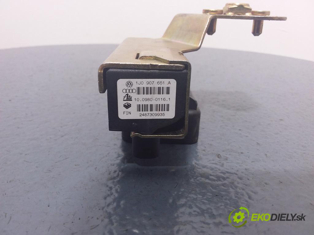 Volkswagen Golf 2000 snímač ESP. 1J0907657A