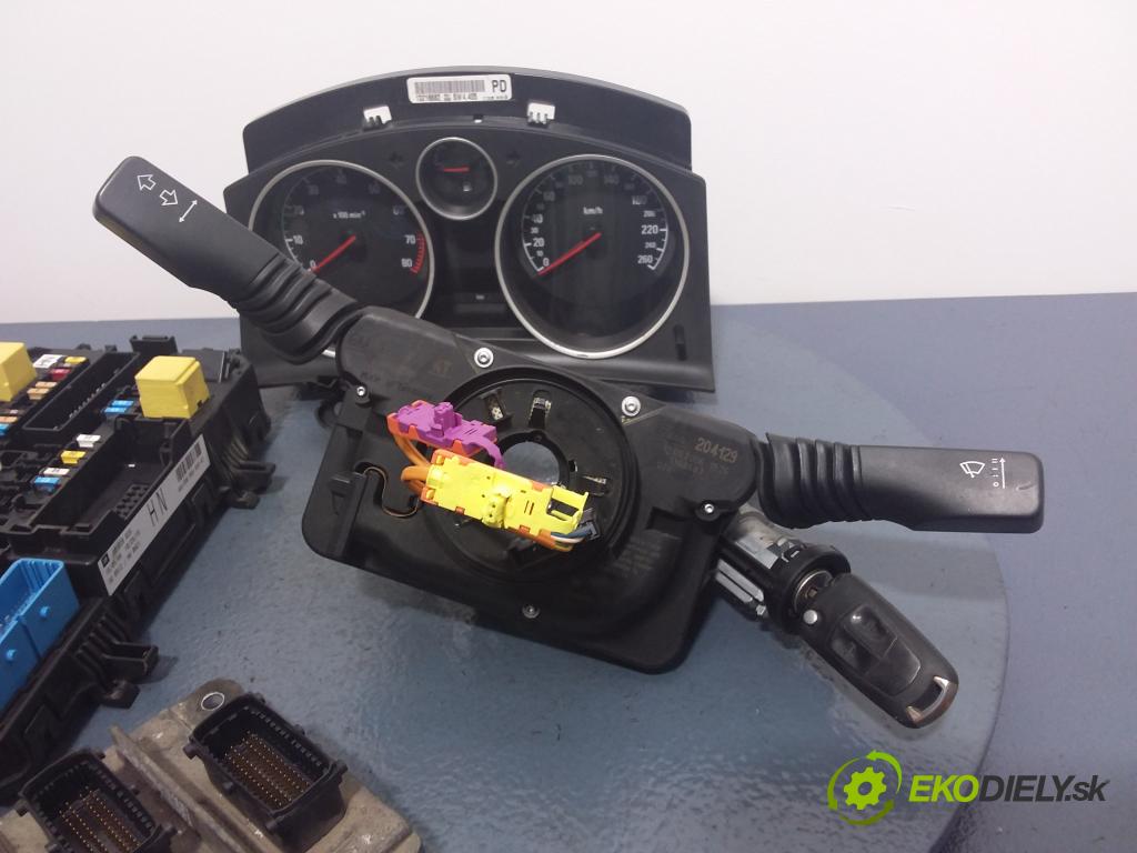 Opel Astra 2006 řídící jednotka Motor: 55561172