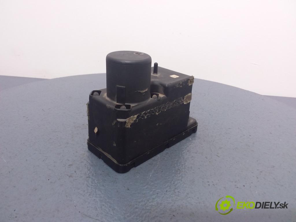Audi 80 0 čerpadlo Centrální Zámek 443862257D