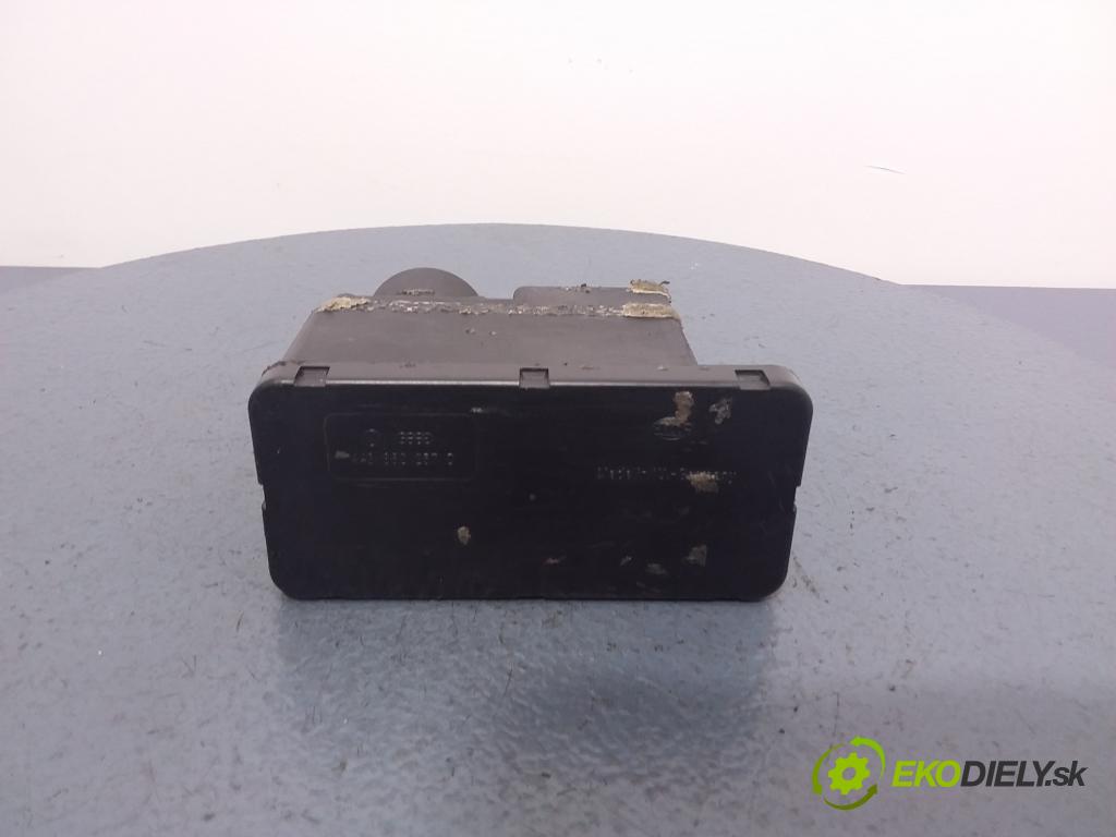 Audi 80 0 čerpadlo Centrální Zámek 443862257D