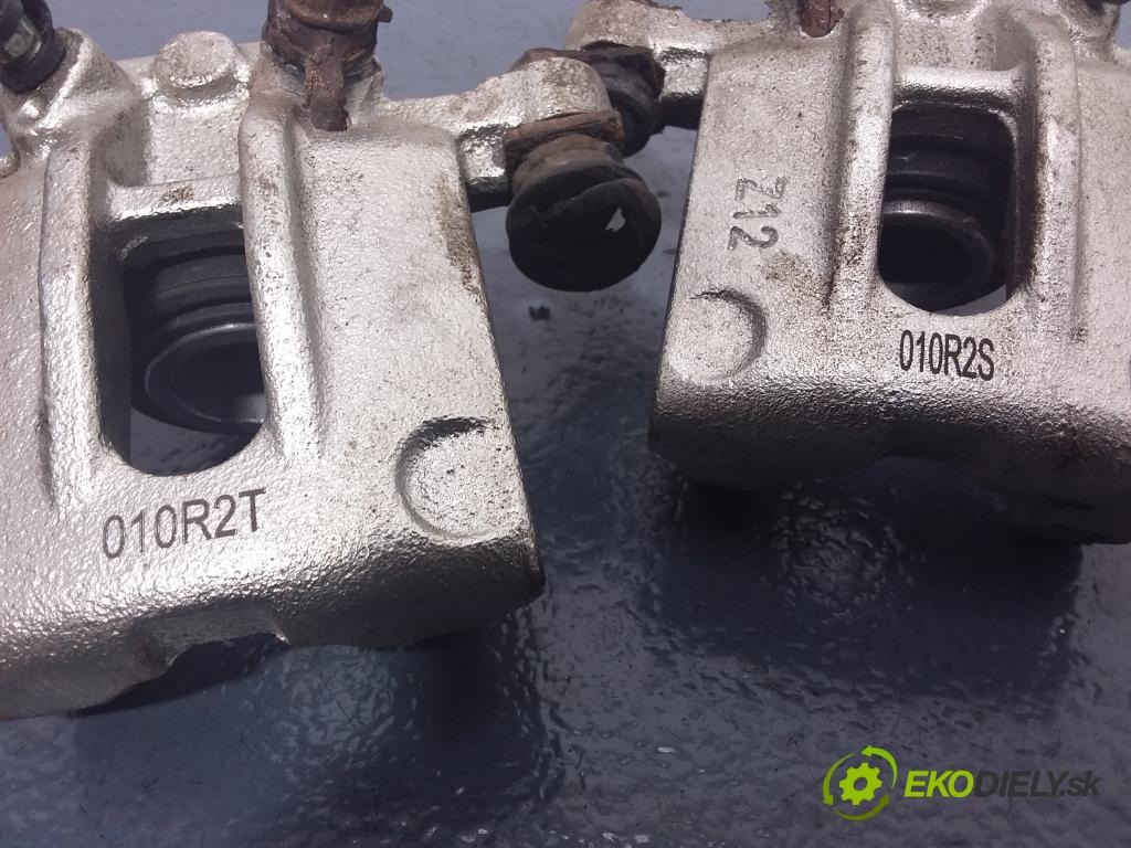 Toyota Corolla 2002 brzdič brzdový zad Vľavo: 010R2S