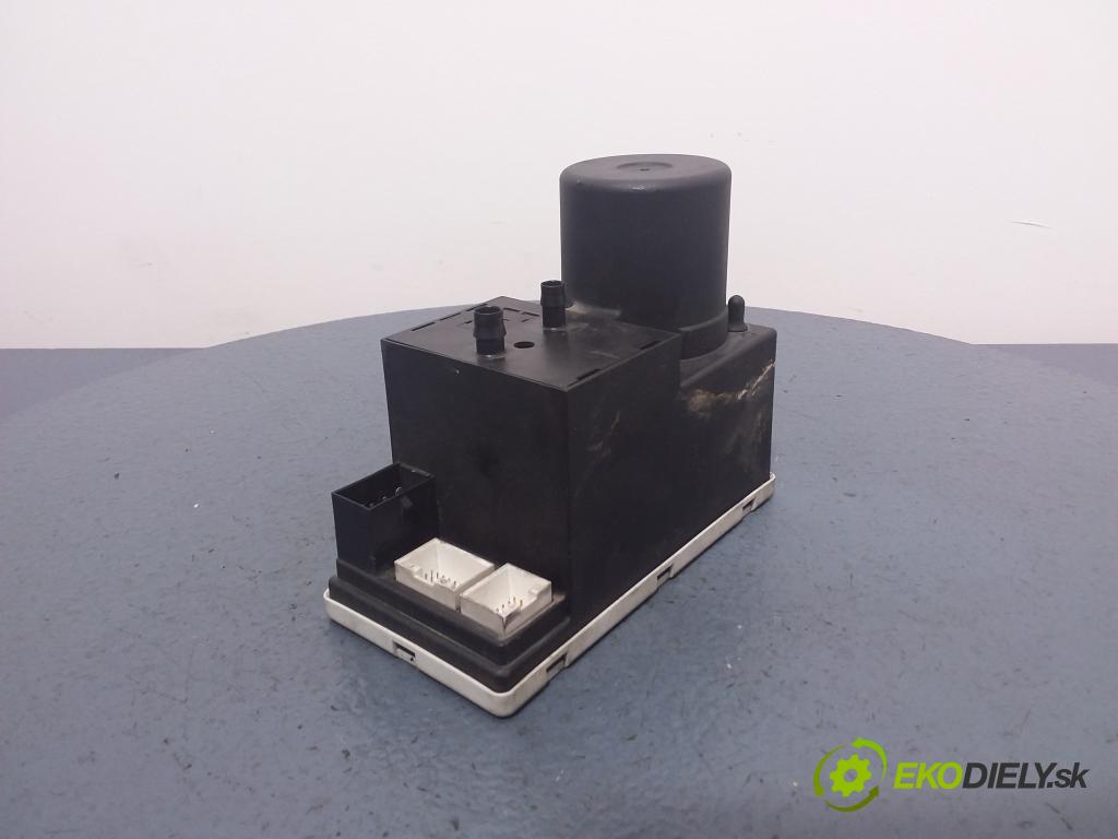Audi A4 1996 pompa Centrálny: Zámok: 8L0862257