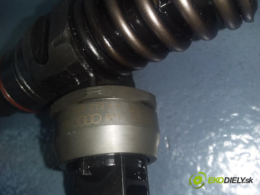 Audi A4 2002 vstrek 038130073AR