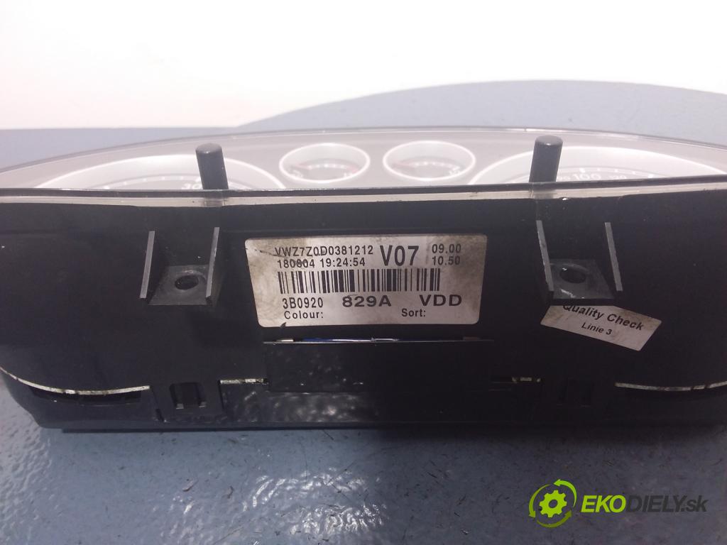 Volkswagen Passat 2004 prístrojovka/ budíky 3B0920829A