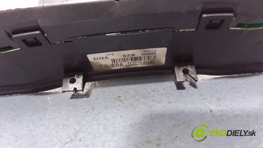 Volkswagen Passat 2003 prístrojovka/ budíky 3B0920829