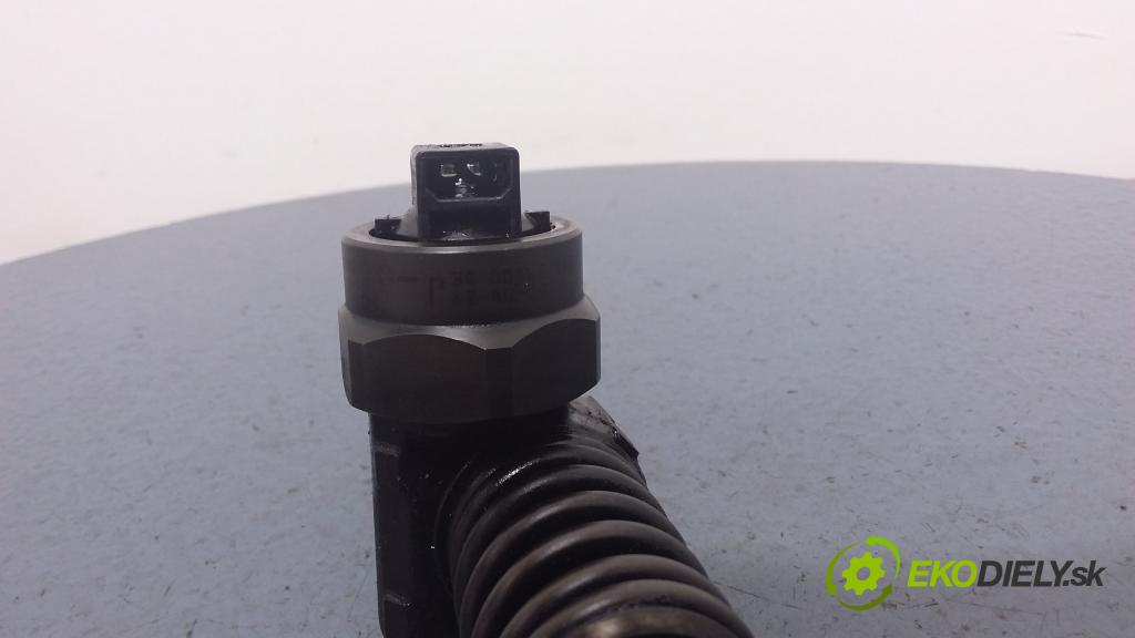 Audi A4 2000 vstrek 038130073F