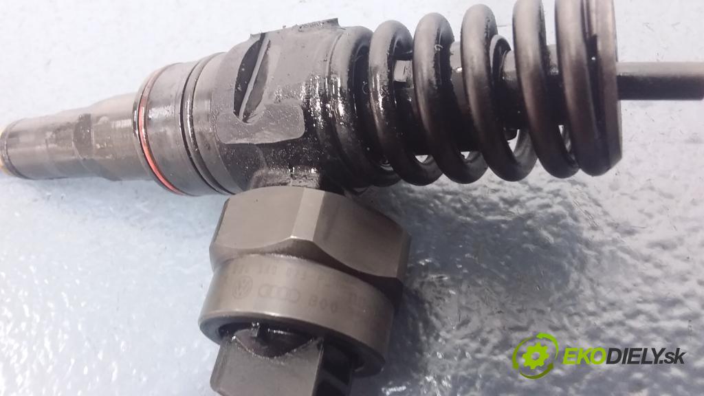 Audi A4 2000 vstrek 038130073F