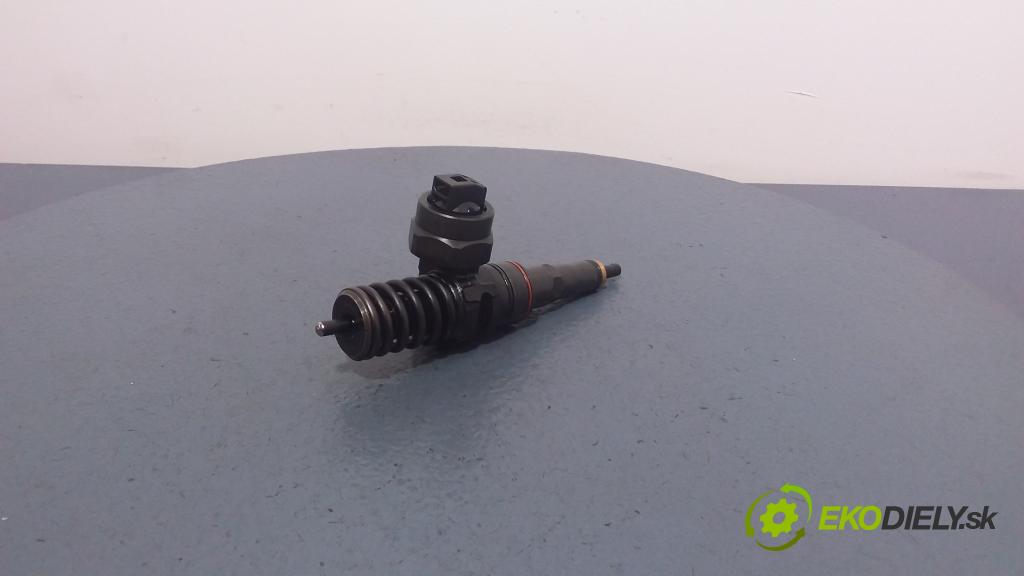 Audi A4 2000 vstrek 038130073F