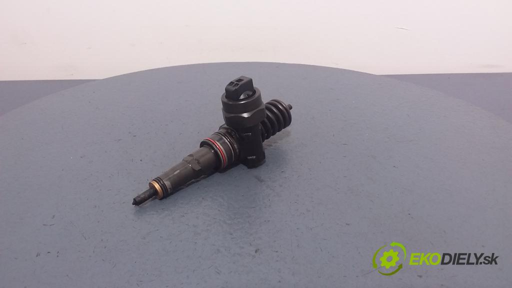 Audi A4 2000 vstrek 038130073F