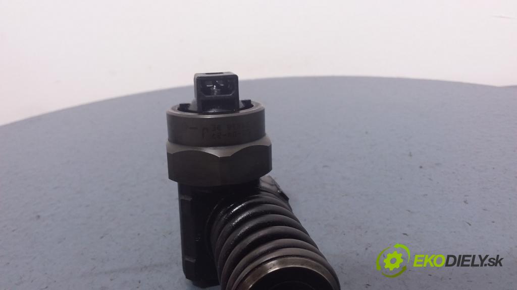 Audi A4 2000 vstrek 038130073F