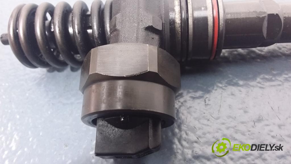 Audi A4 2000 vstrek 038130073F
