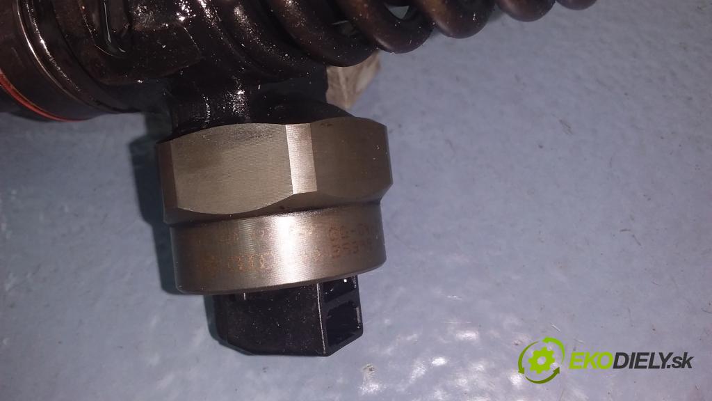 Audi A4 2000 vstrek 038130073F