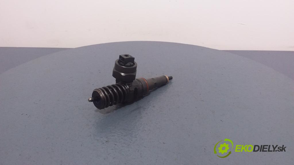Audi A4 2000 vstrek 038130073F